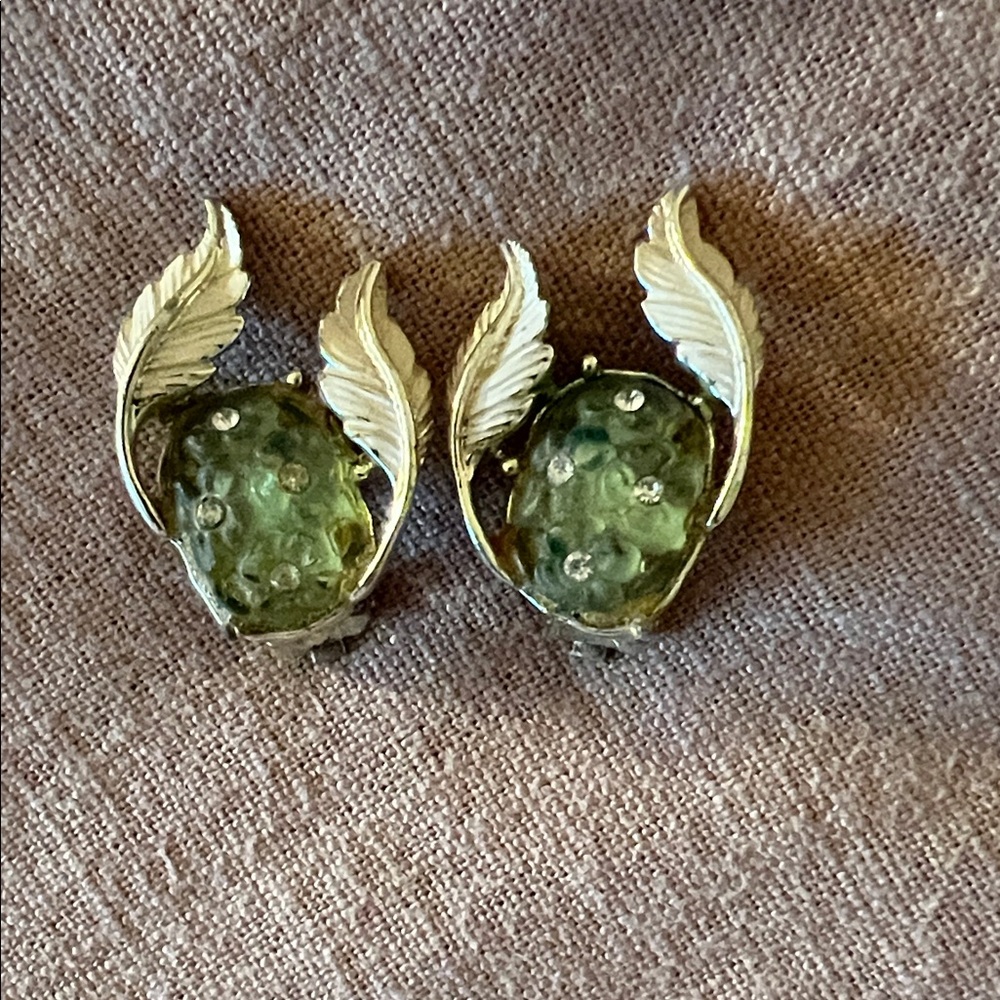 Vintage Clip On Leafy Green Gemstone Earrings - Picture 1 of 5